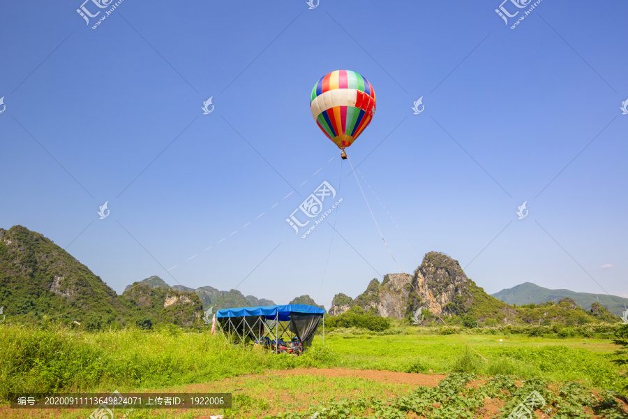 九龙峰林景区内的热气球