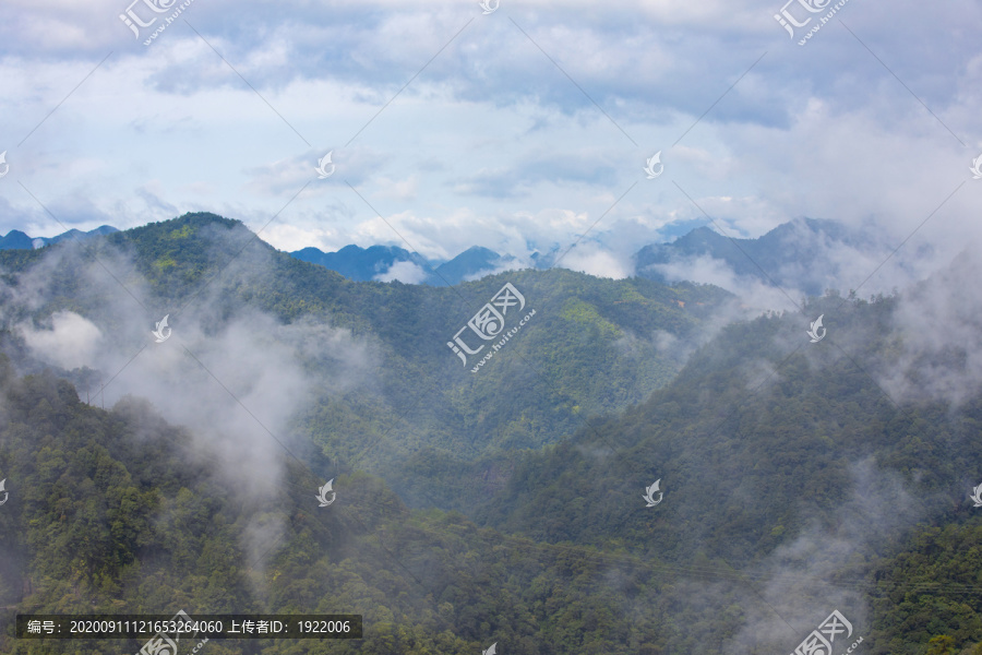 广东第一峰山上跌落的云雾