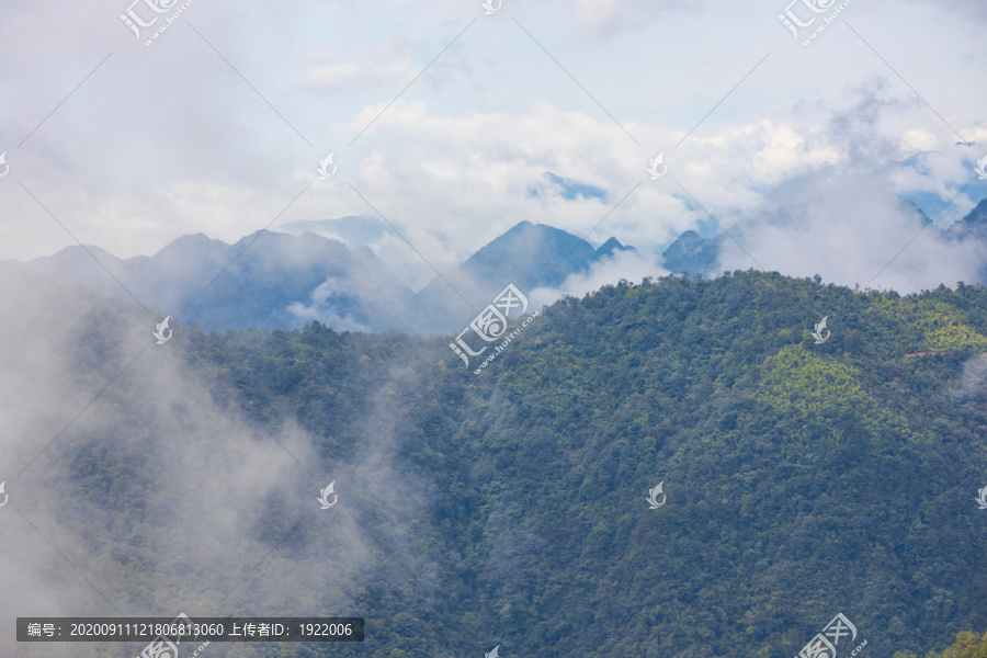 广东第一峰山上跌落的云雾