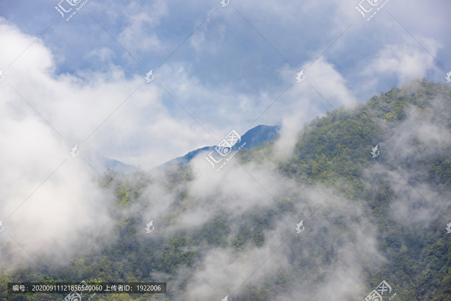 广东第一峰山上跌落的云雾