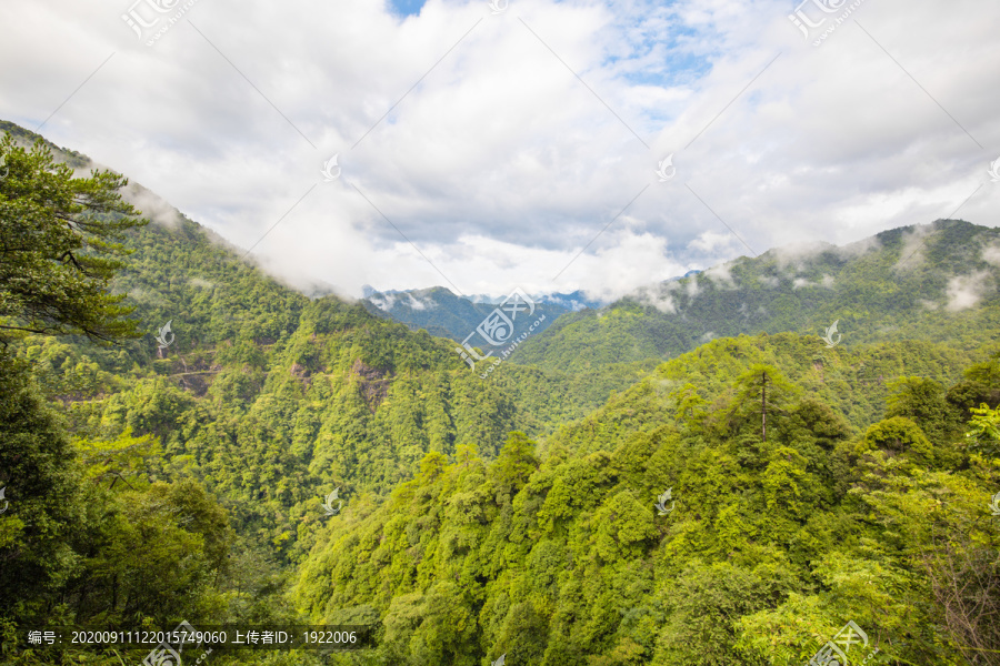 广东第一峰山上跌落的云雾