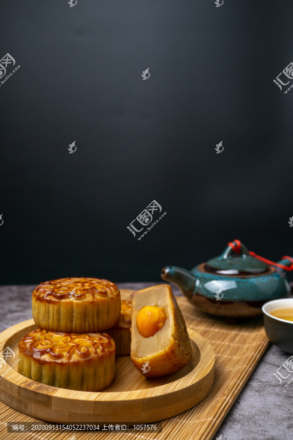 传统节日中秋节月饼黑背景