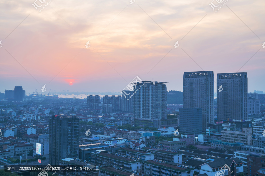 俯瞰中国无锡江阴城市建筑和街道