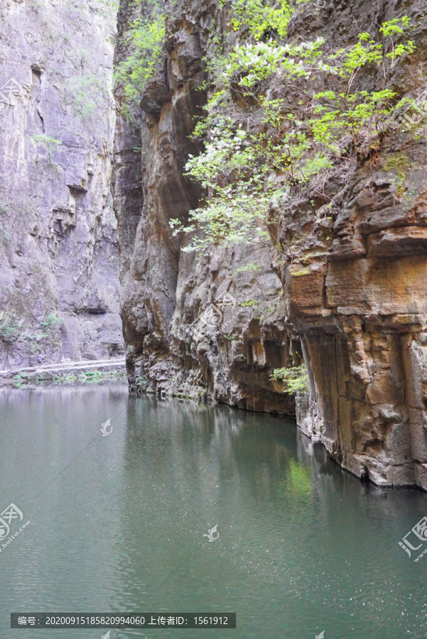 太行山八泉峡峡谷溪水