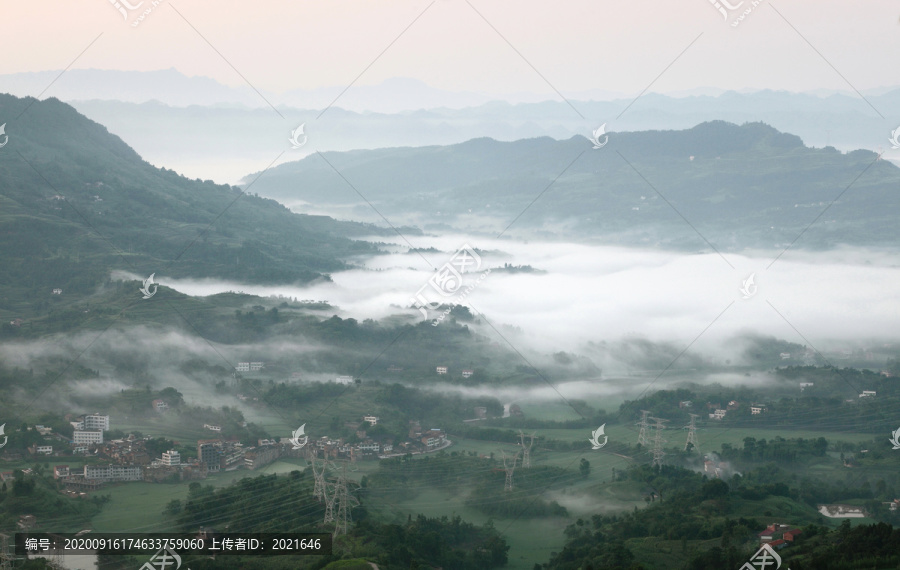 清晨云雾缭绕的村庄与高山