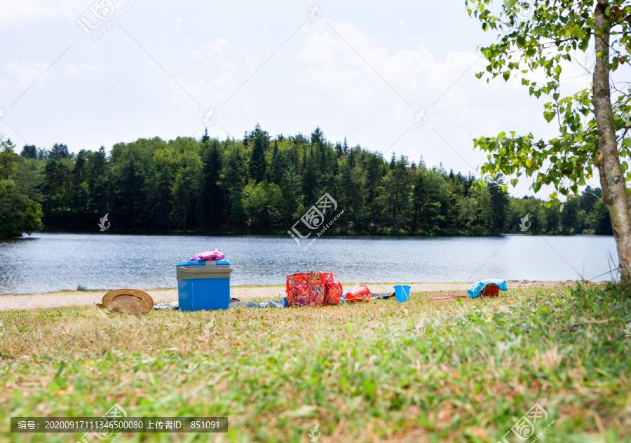 湖滨野餐用具摄影