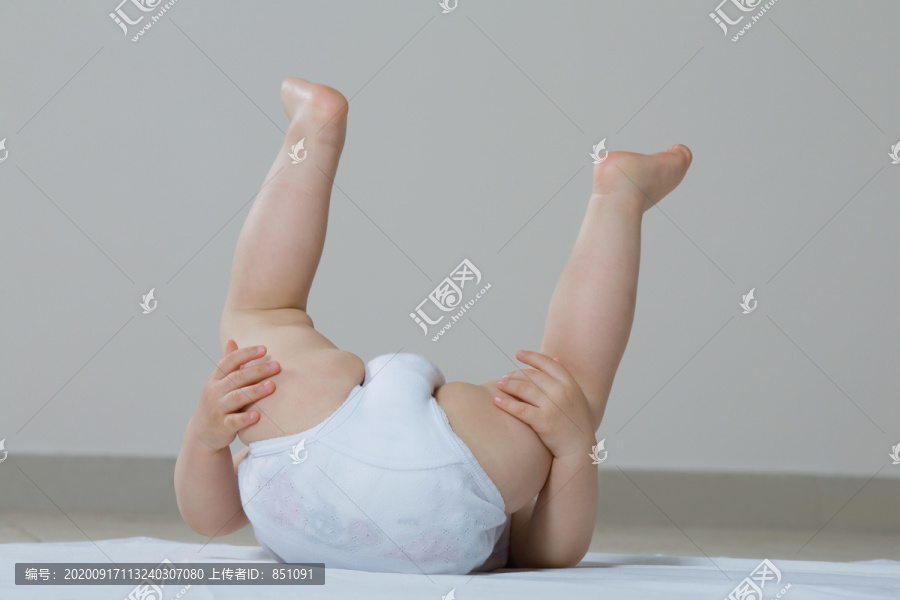 在地板上玩耍的婴儿