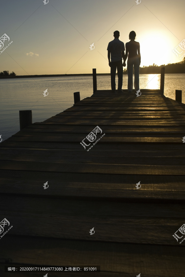 站在湖边的码头上的夫妇