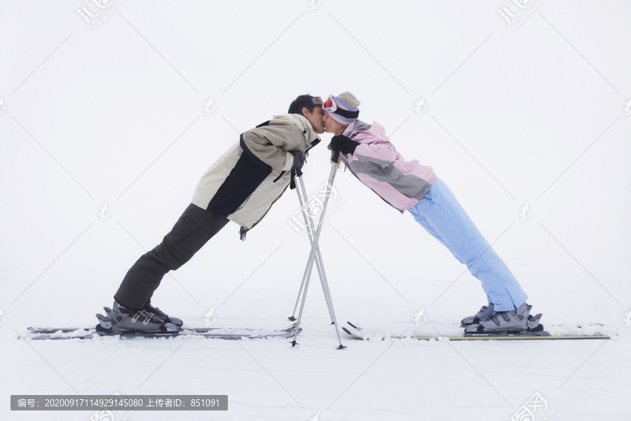 户外滑雪的夫妇