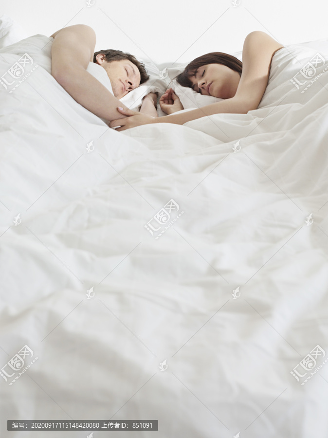 睡在床上的年轻夫妇