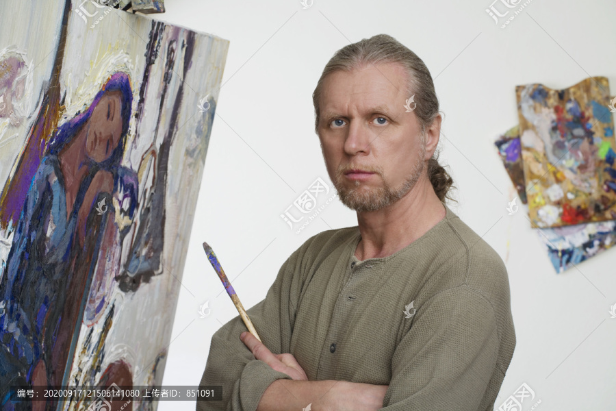 画家用画笔作画的肖像