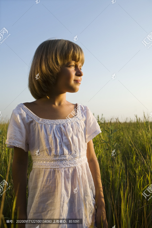 站在田野里的小女孩