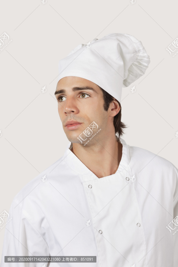 穿着厨师制服的年轻人