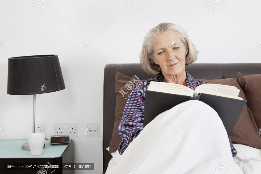卧室里看书的老妇人