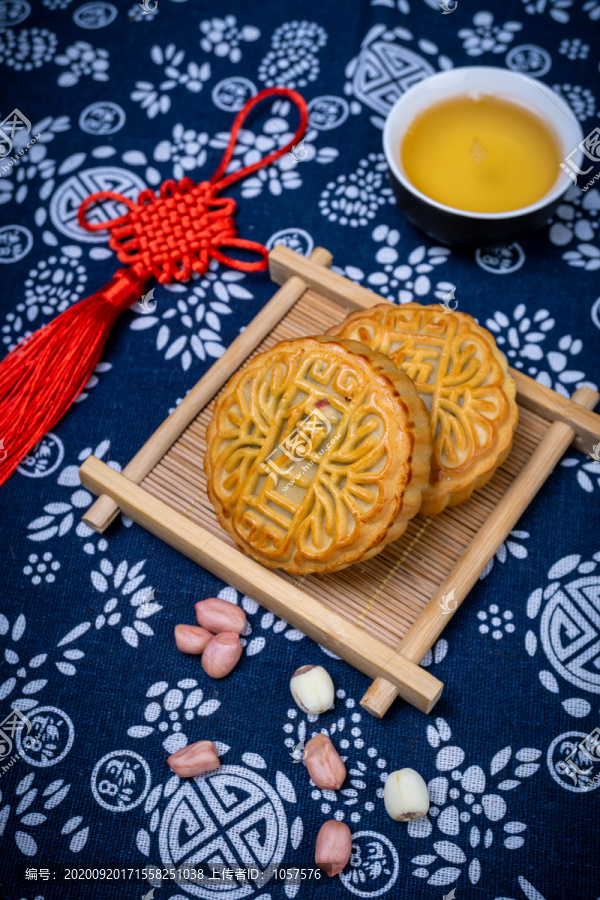 中秋节青花背景中国风月饼