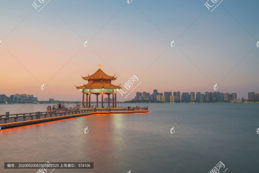 中国苏州金鸡湖风光和现代建筑