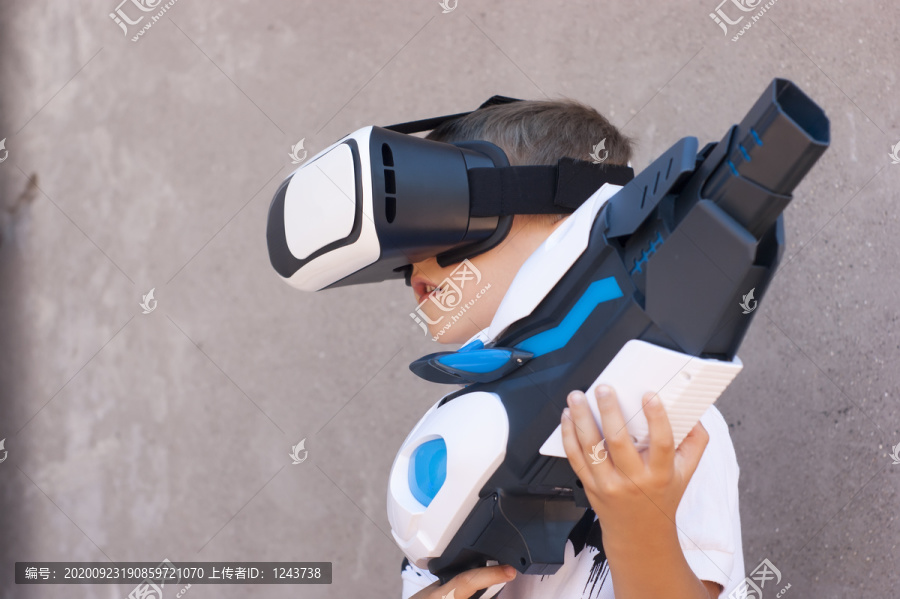 玩VR游戏看VR电影的男女