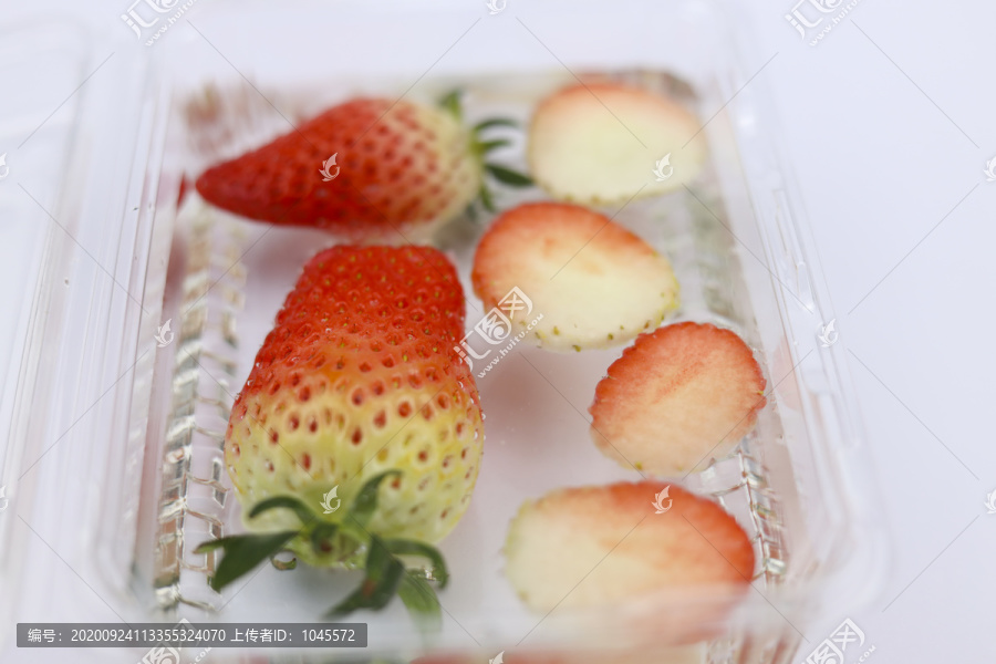 保鲜盒中的草莓