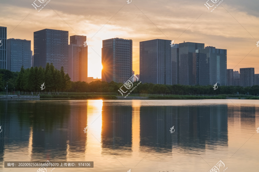 中国无锡太湖风光和城市天际线