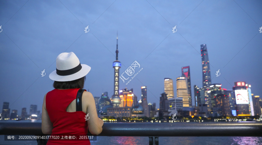 欣赏上海陆家嘴城市风光女人背影