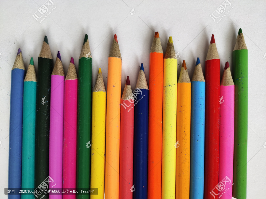 长短不一的彩色铅笔