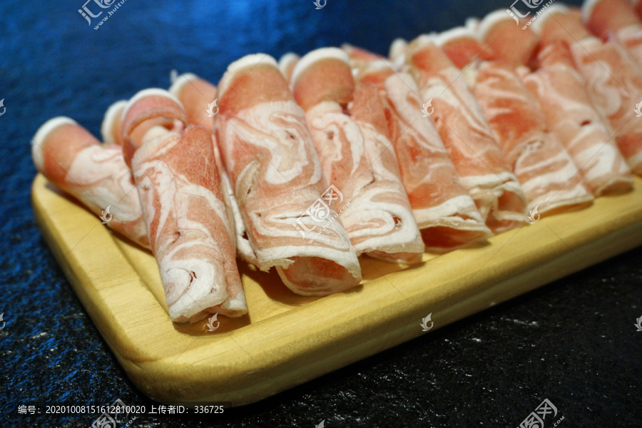 涮羊肉火锅冷鲜食材牛肉卷