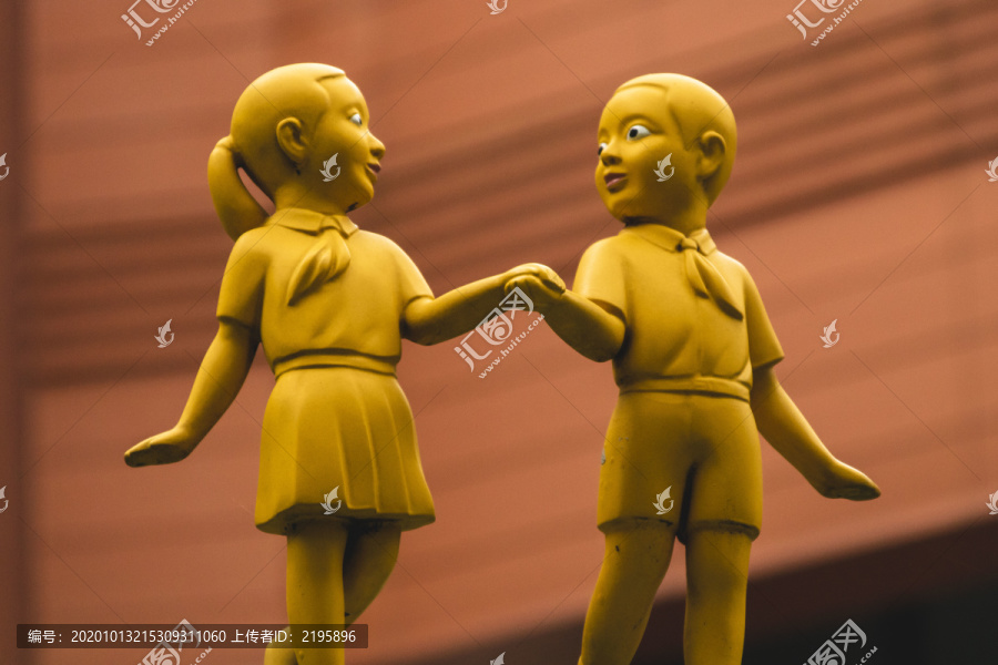 牵着手的男孩和女孩雕塑