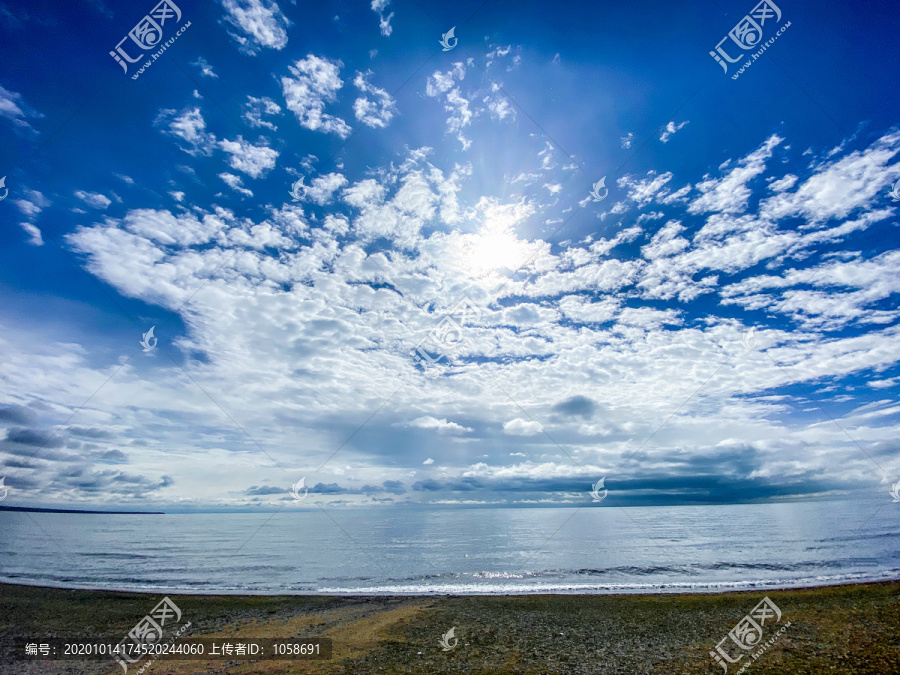 阳光云层青海湖