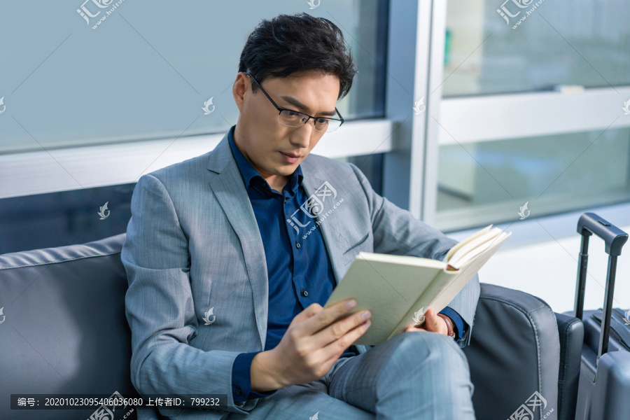 年轻商务男士看书