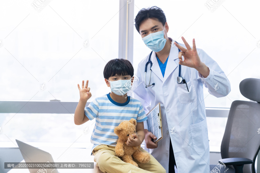 儿科医生与小男孩