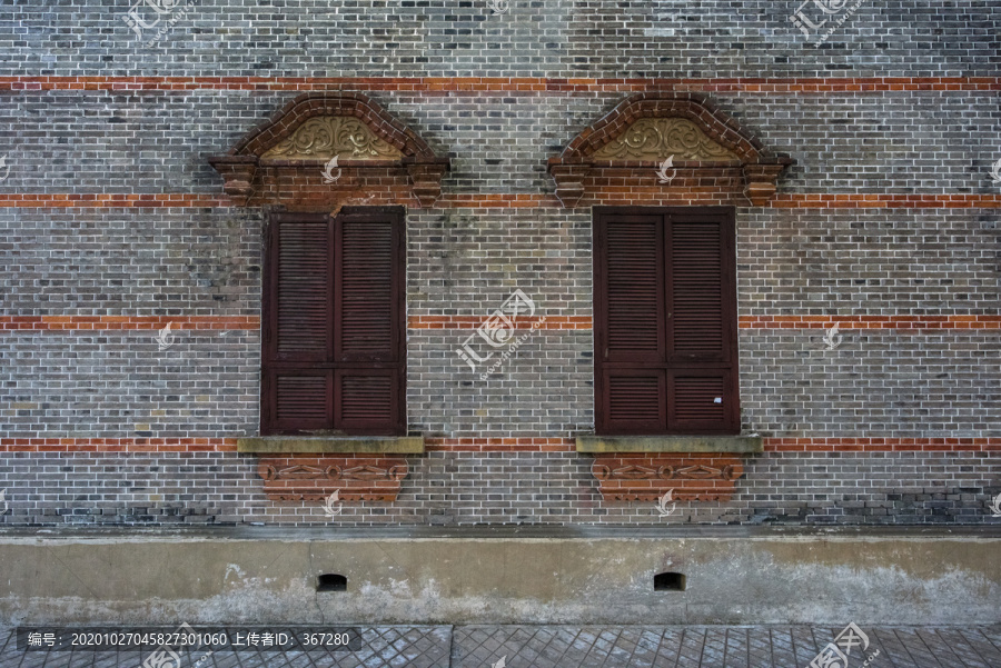 上海砖墙老房子木窗特写