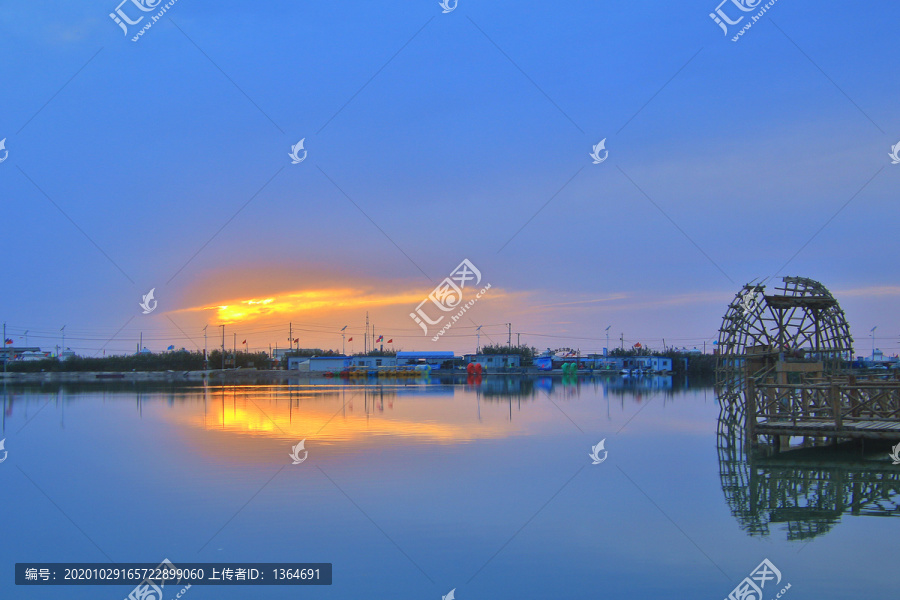 青海海西格尔木金鱼湖夕阳