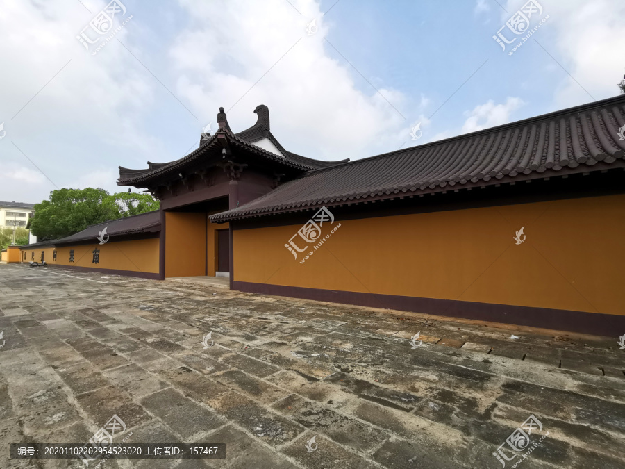 寺庙院门黄墙