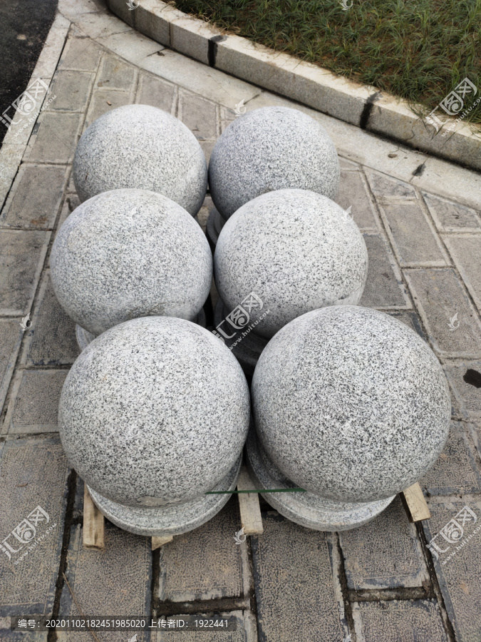 一堆石球