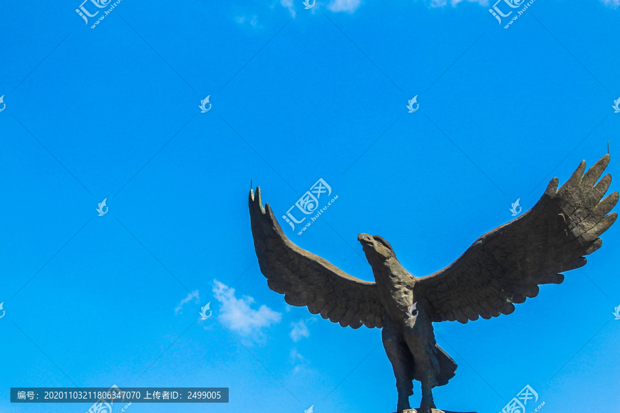 大红鹰雕塑