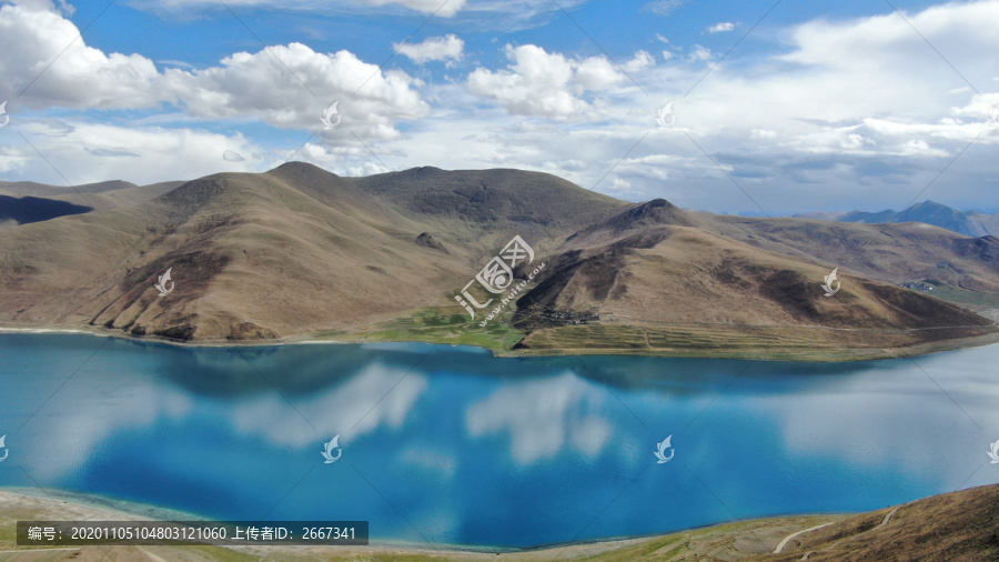西藏高清国内蓝天白云羊湖风景