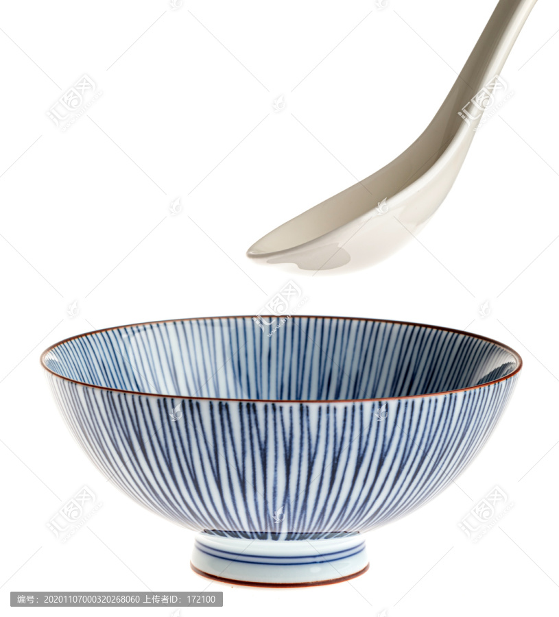 精致的瓷碗和瓷器汤匙