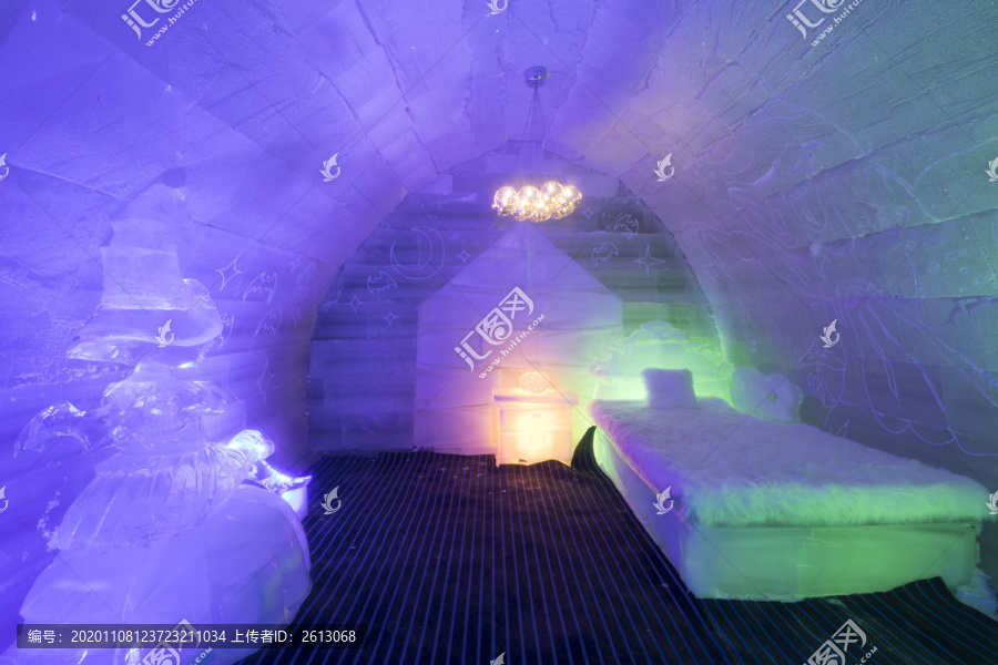 冰雪城堡内彩色光影照映的梦幻冰