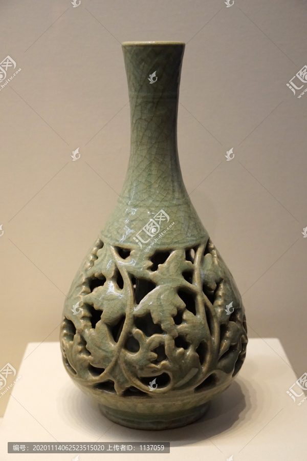明代龙泉窑青釉镂空瓶