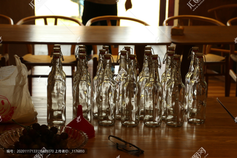 桌上的玻璃瓶