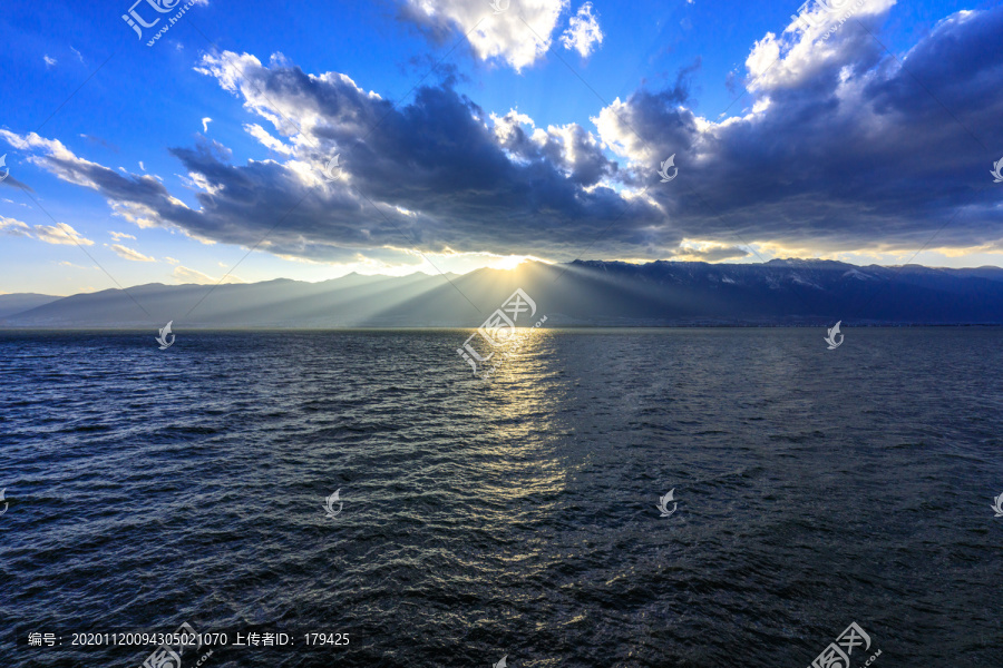 云南大理苍山洱海蓝天夕阳日落