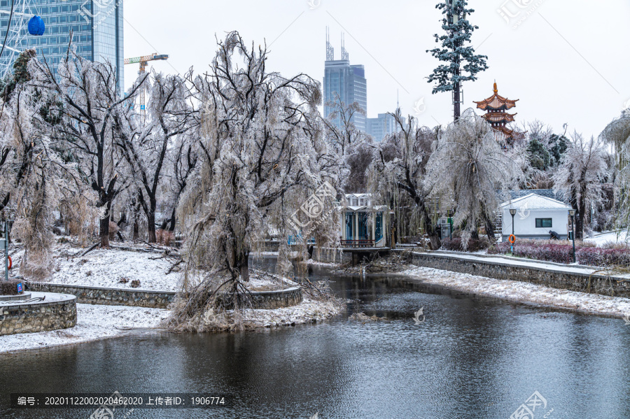 雨雪过后的中国长春儿童公园冬季