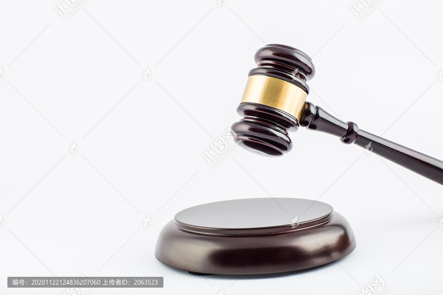 白背景上的法槌法律权威主题图片