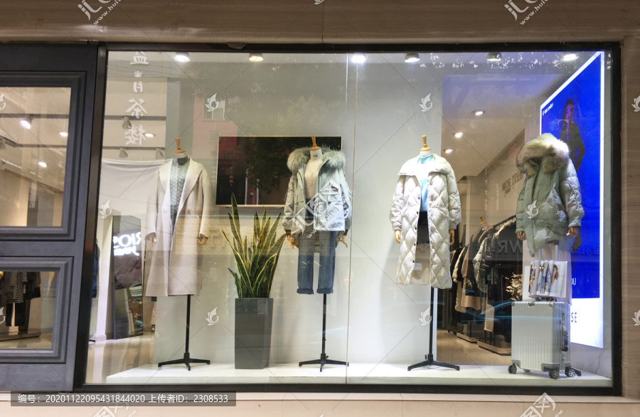 女装店橱窗展示