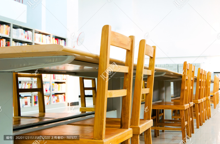 图书馆书架和书桌