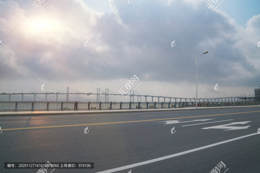 中国澳门友谊大桥和柏油马路