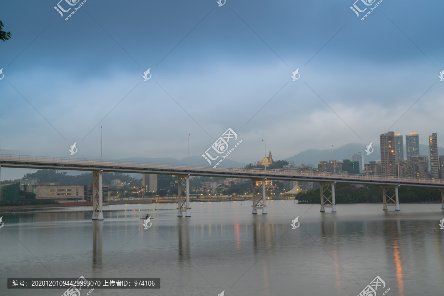 澳门城市建筑天际线和滨海夜景