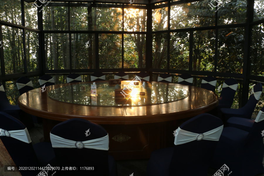 黄昏的树林里的宴会厅