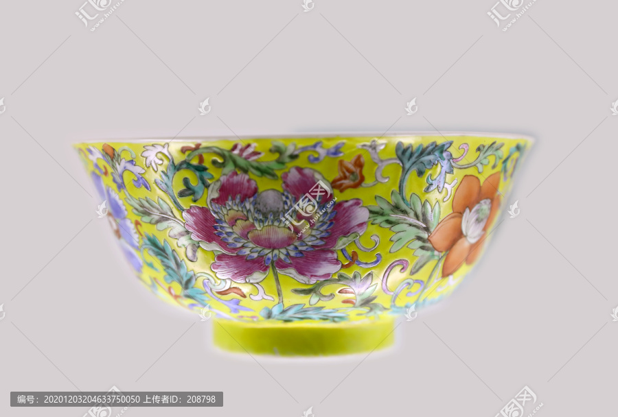 清代黄地粉彩缠枝花卉五蝠纹瓷碗