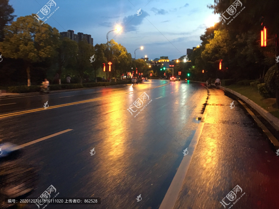 傍晚雨后柏油路面灯光